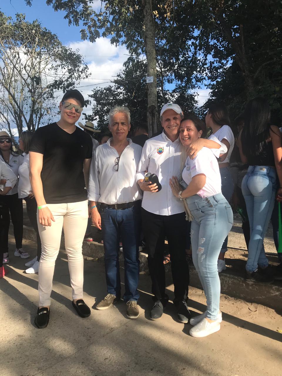 Disfrutando de las festividades Julián Vargas, Eduardo Barón, Josué Manrique Murcia, Alcalde de Gigante y Sandra Arrigui.